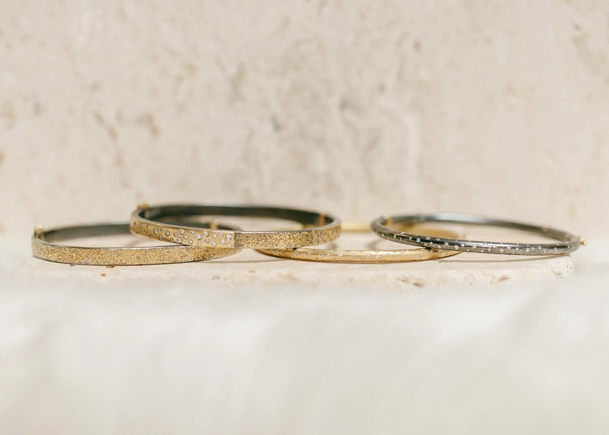 18ky Gold KMJ Timeless Hinged Bangle (Flooded Diamonds) - 18ky   VS Diamonds
