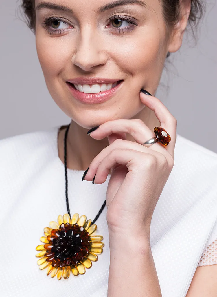 AMBER PENDANT - FLOWER  - FOR A DECIDEDLY UNIQUE STYLE
