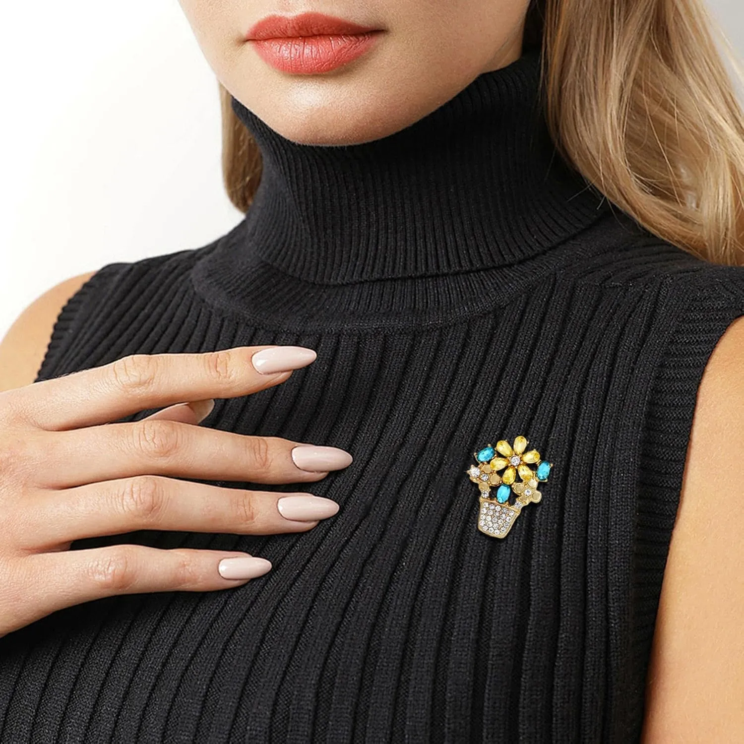 Rhinestone Flower Brooch Cute Floral Crystal Pearl Brooches and Pins for Women Gold brooch Fashion Jewelry for Women Men Gift
