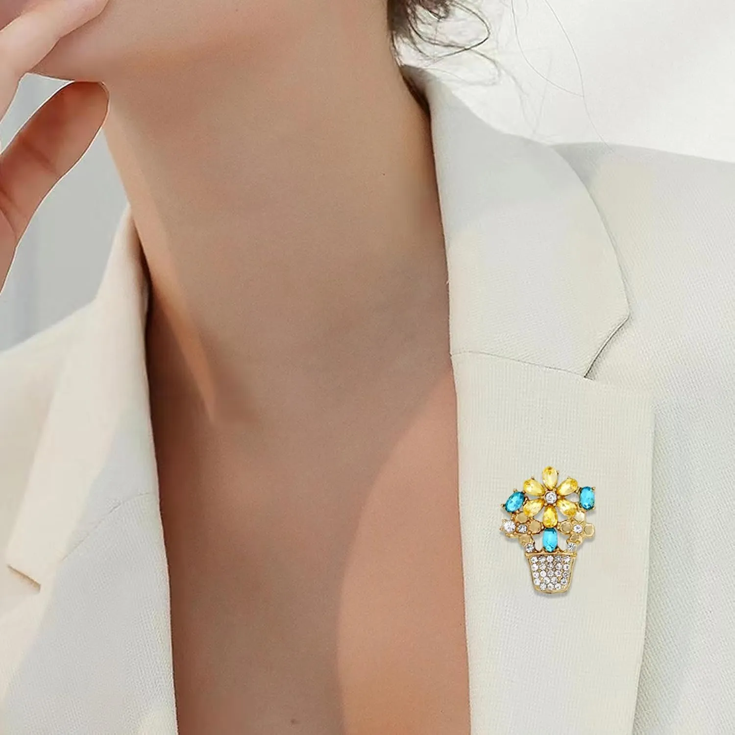Rhinestone Flower Brooch Cute Floral Crystal Pearl Brooches and Pins for Women Gold brooch Fashion Jewelry for Women Men Gift